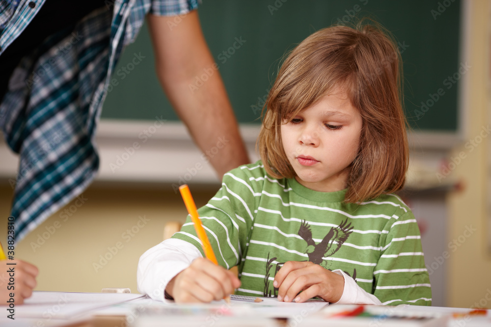 Junge in der Grundschule
