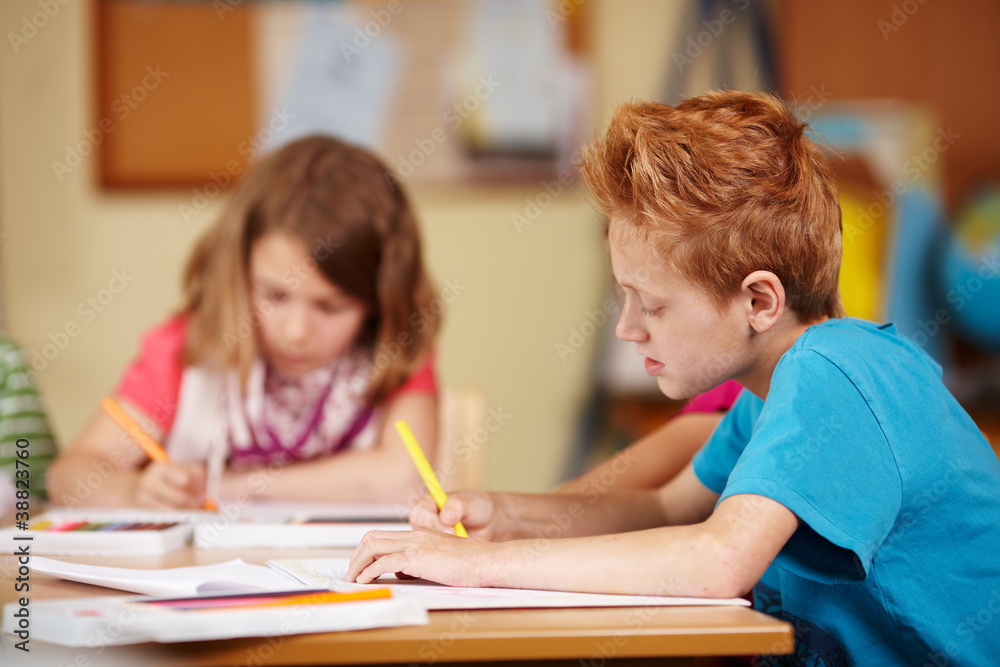Junge in der Grundschule
