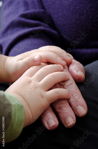 Quadro su tela Hands of the old woman and child