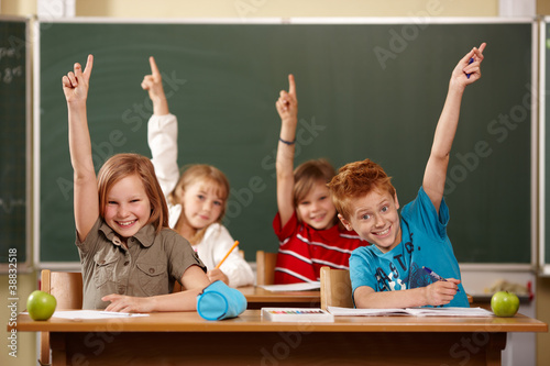 Schilderij op canvas Grundschüler melden sich
