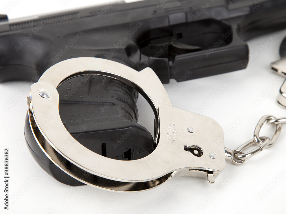 Obraz premium Pistole und Handschellen