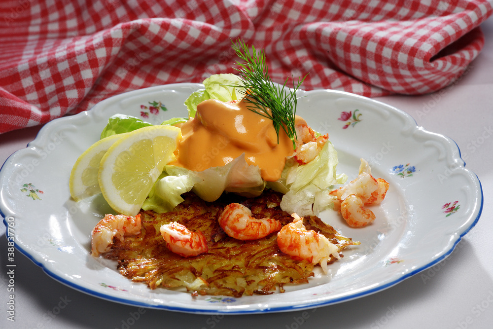 Flusskrebse mit Reibekuchen, Kopfsalat und Cocktailsoße Stock Photo ...