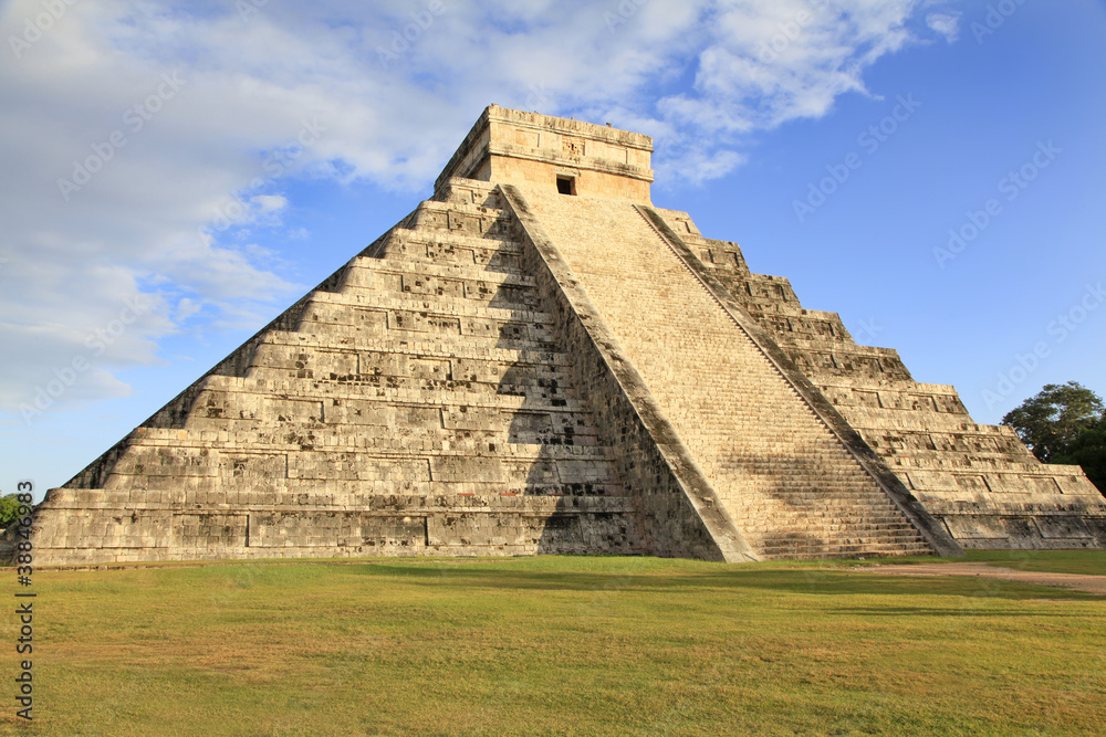 Mayan pyramid of Kukulcan in Chichen-Itza (Chichen Itza), Mexico