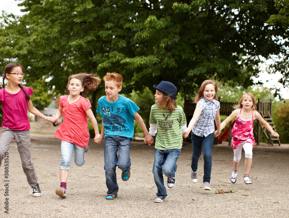 Gruppe Kinder läuft auf Schulhof Gruppe Kinder läuft auf Schulhof