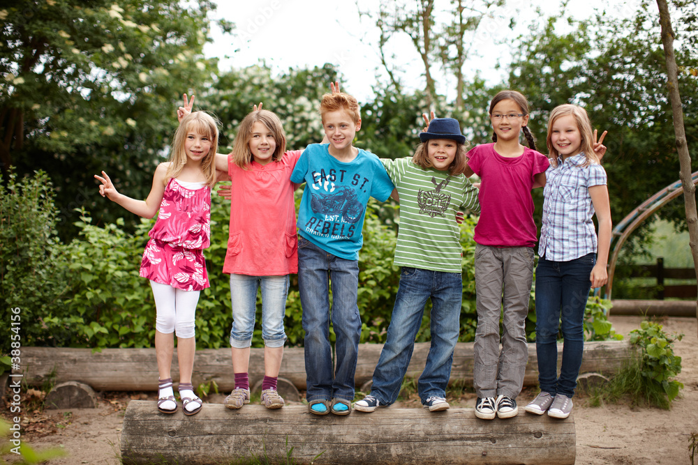 Fototapeta premium Gruppe fröhlicher Schulkinder