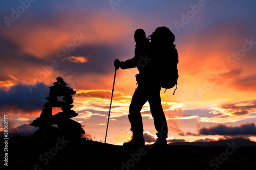 Bergsteiger am Gipfel bei Sonnenaufgang