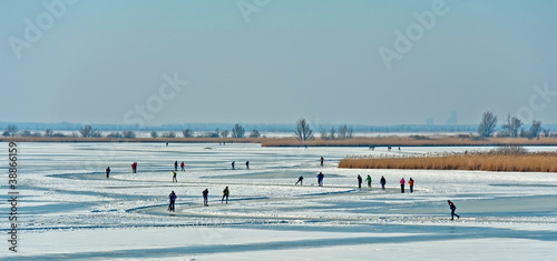 Photos People skating on a frozen lake in winter