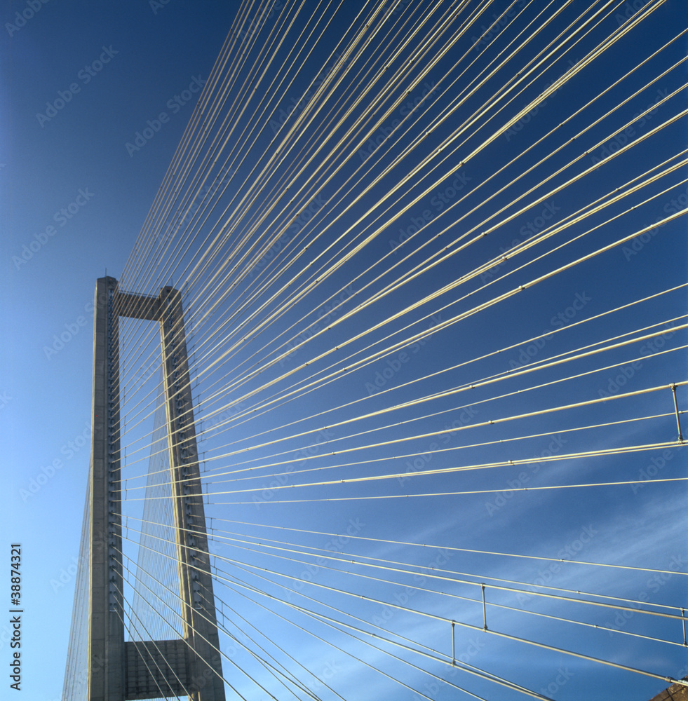 Obraz premium Fragment of the Southern bridge against a clear blue sky.