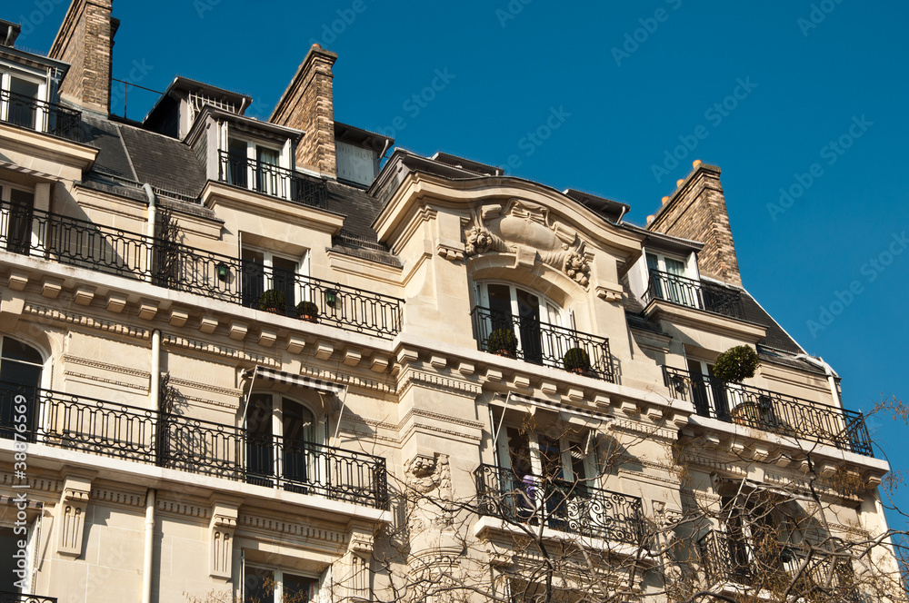 immeuble parisien avec balcons