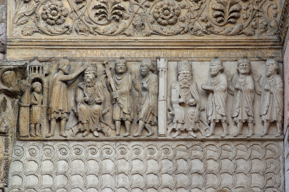 Fidenza, il Duomo, bassorilievi facciata