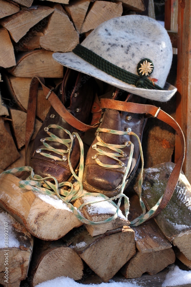 Abendsonne scheint auf alte Bergsteigerschuhe Abendsonne scheint auf alte Bergsteigerschuhe