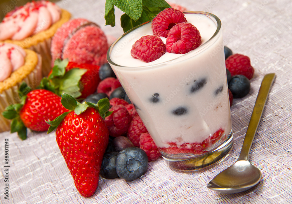 Colazione con yogurt e cupcake Colazione con yogurt e cupcake