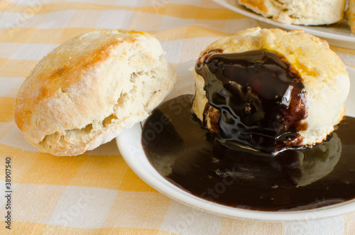 Scones with chocolate gravy