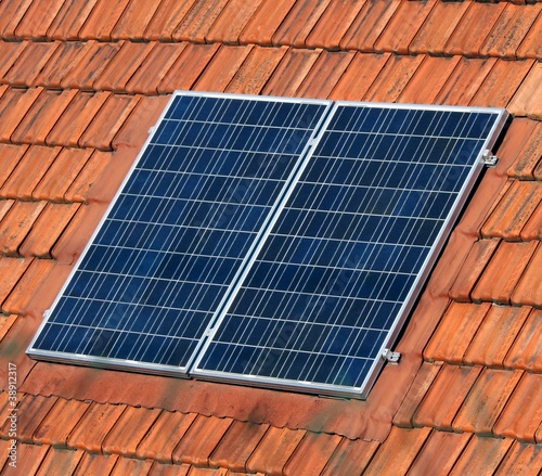 Panneaux solaires sur toit de tuiles plates emboîtables