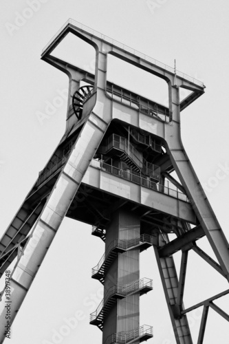 Förderturm. Bergwerk Bochum.  (schwarz-weiß )