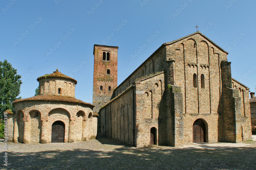 Vigolo Marchese, Castell'Arquato, Abbazia e Battistero