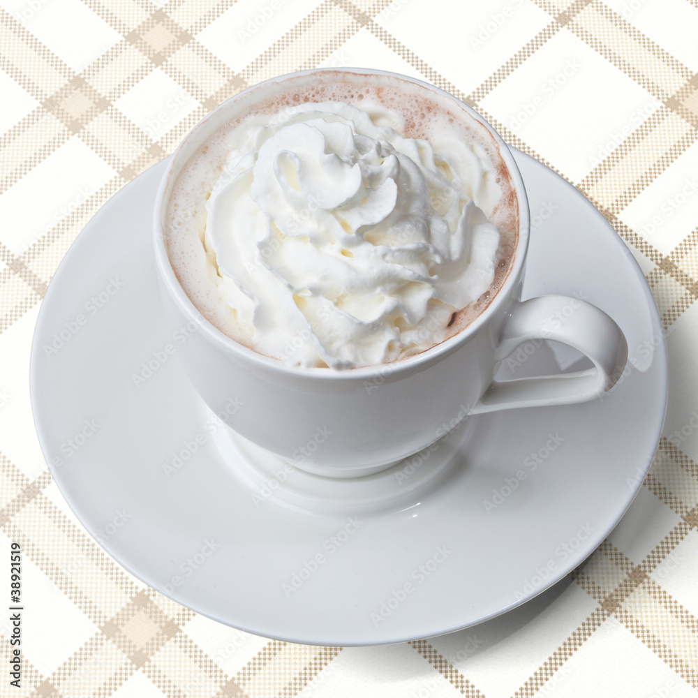 Tasse Kakao mit Sahnehäubchen auf Karodecke Tasse Kakao mit Sahnehäubchen auf Karodecke