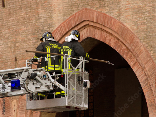 vigili del fuoco intervengono photo