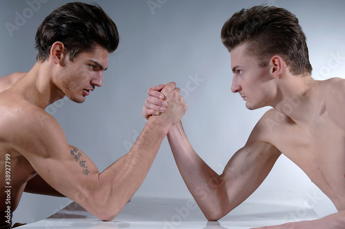 junge Männer beim Armdrücken