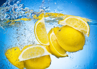 Deken met foto Opspattend water Lemon Slices falling deeply under water with a big splash on blu  © Tim UR