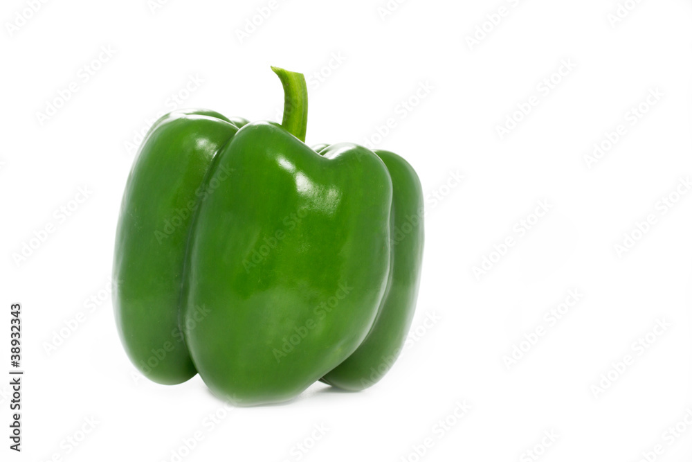 Grüne Paprika auf weißem Hintergrund Grüne Paprika auf weißem Hintergrund