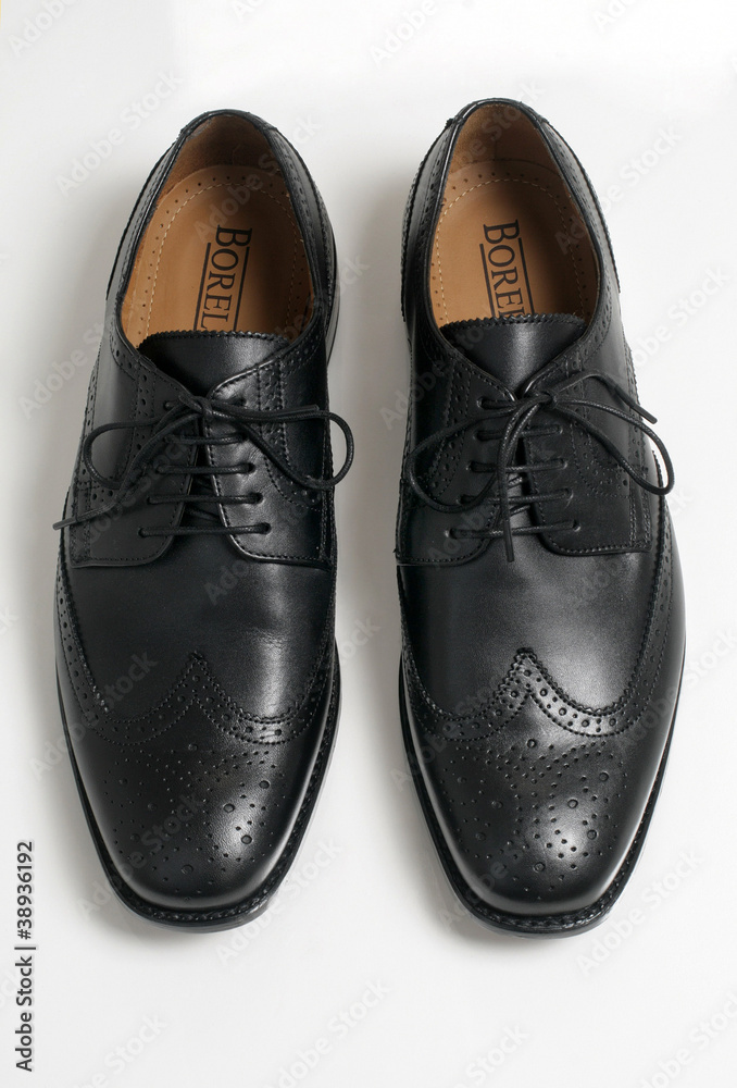 Ein Paar schwarze Herrenschuhe aus Leder zum Schnueren Ein Paar schwarze Herrenschuhe aus Leder zum Schnueren