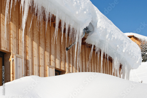 Eiszapfen an Holzhütte