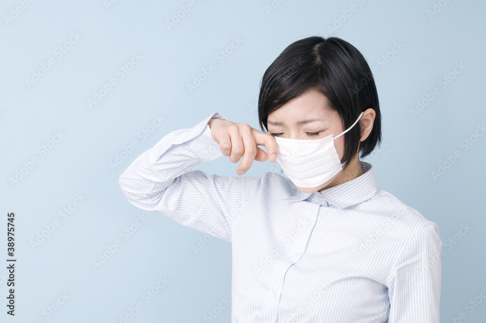 マスクをする女性 マスクをする女性