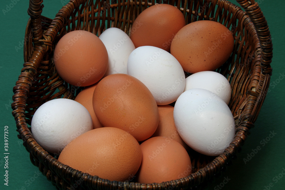 frische Bio-Eier im Korb frische Bio-Eier im Korb
