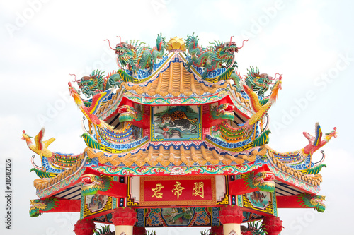 dragon statue on china temple roof