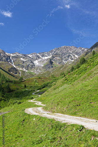 Wanderweg in den Bergen in Tirol