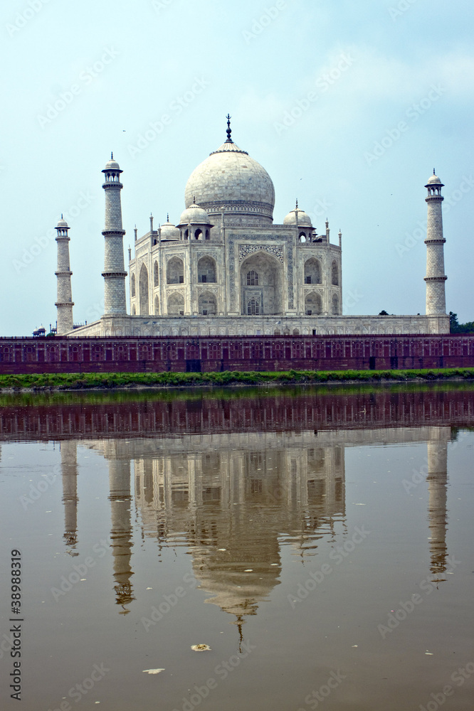 Fototapeta premium Famous Taj Mahal in Agra, India
