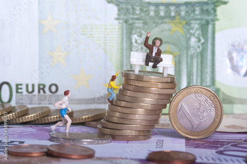 euro, geld, wirtschaft, bargeld mit figuren