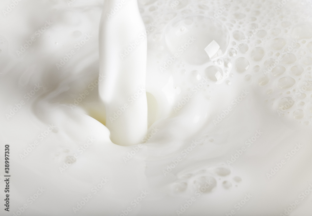 Obraz premium fresh milk poured macro