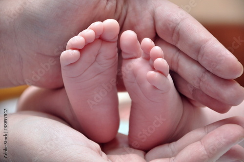 feet of newborn baby © Basthamp