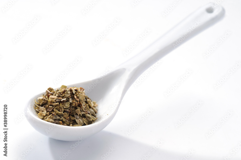 Origano nel cucchiaio - oregano in the spoon Origano nel cucchiaio - oregano in the spoon
