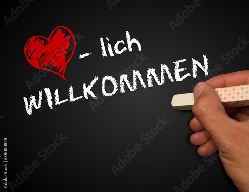 Tafel mit Hand - herzlich willkommen