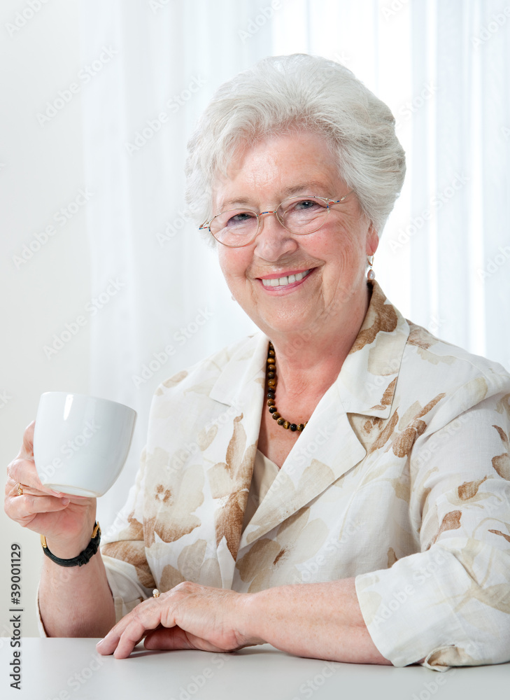 Attraktive Seniorin genießt Kaffee Attraktive Seniorin genießt Kaffee