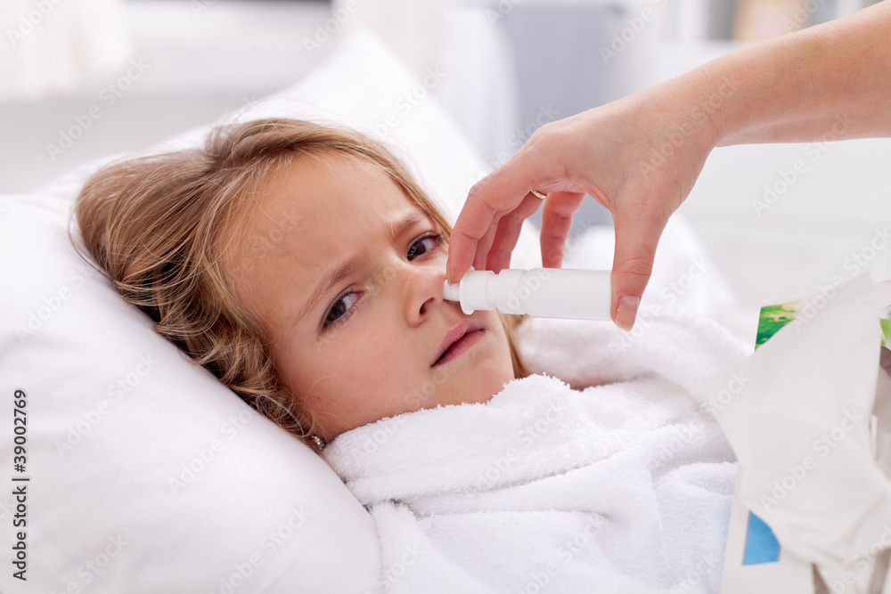 Ταπετσαρία Little girl with bad cold using nasal spray
