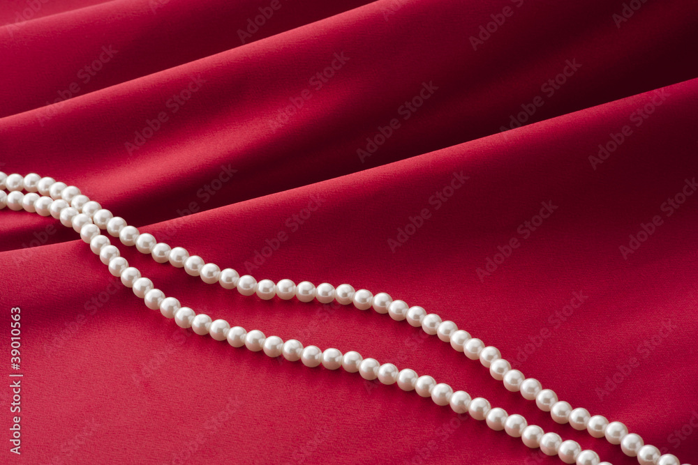 Fototapeta premium 赤いサテンのドレープとパール
