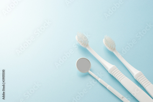 3本の歯みがき用具 © kurousagi