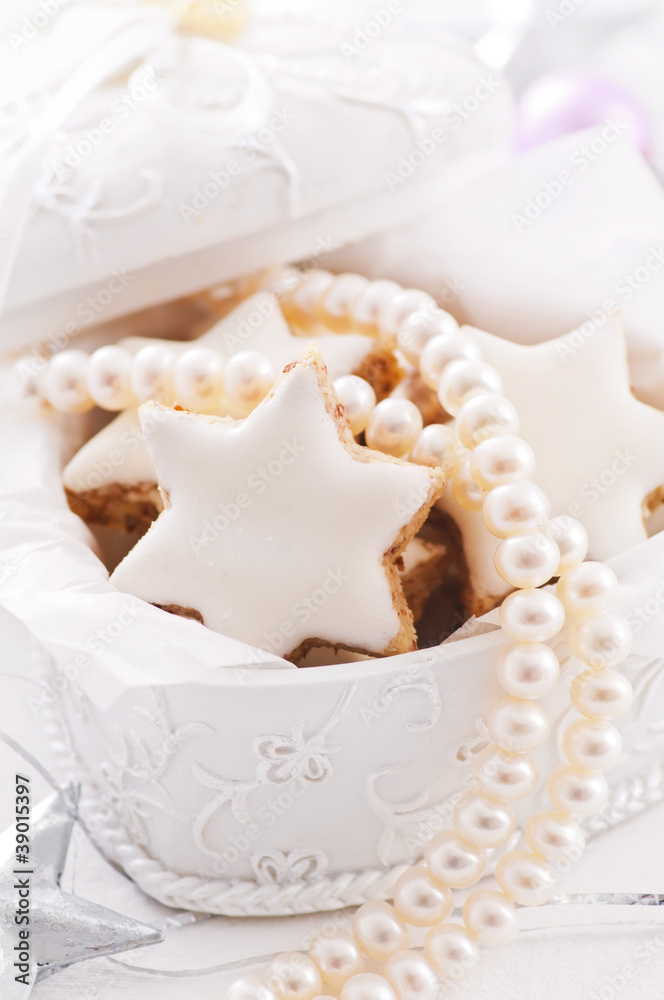 Geschenk mit Perlen und Kekse