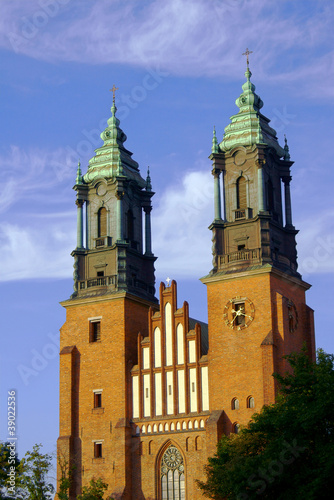 Wieże gotyckiej katedry w Poznaniu