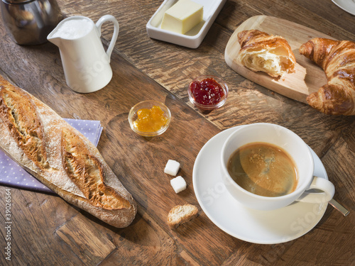alter Tisch mit Frühstück wie in Frankreich (Serie)