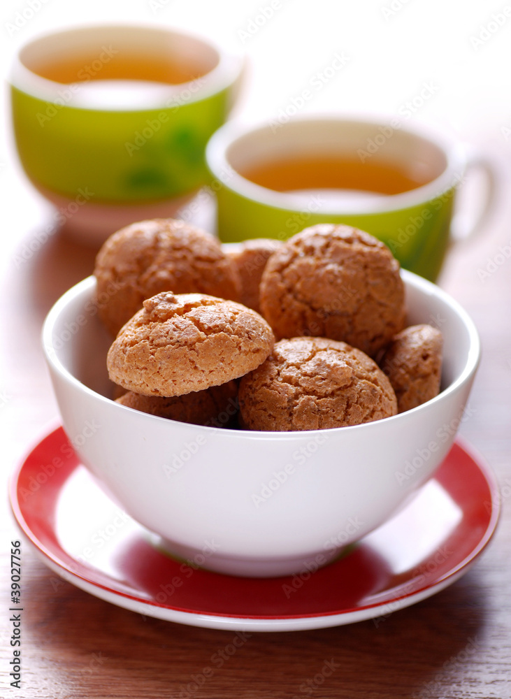 amaretti di saronno in ciotola bianca - tre amaretti di saronno in ciotola bianca - tre