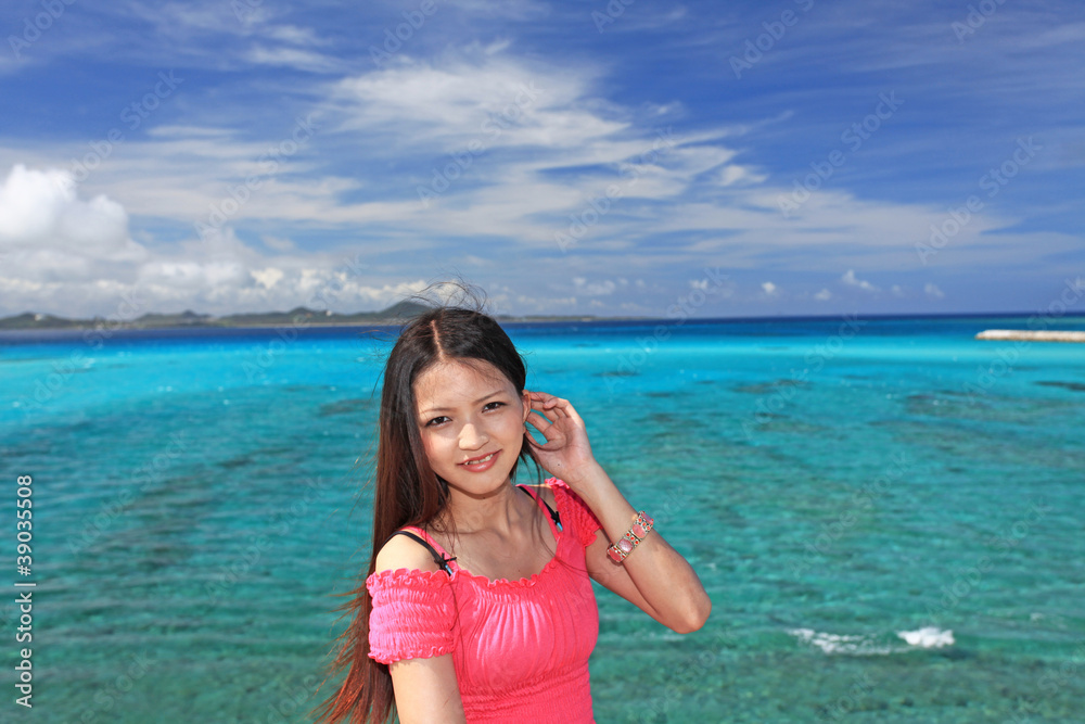 マリンブルーの海と笑顔の女性 マリンブルーの海と笑顔の女性