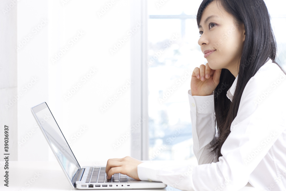 ノートパソコンを使う女性