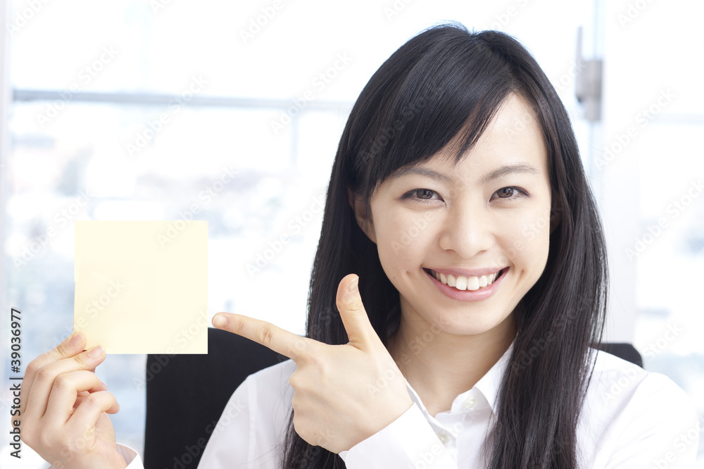 メモを指差す女性 メモを指差す女性