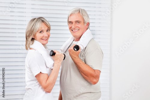 Seniorenpaar beim Fitnesstraining