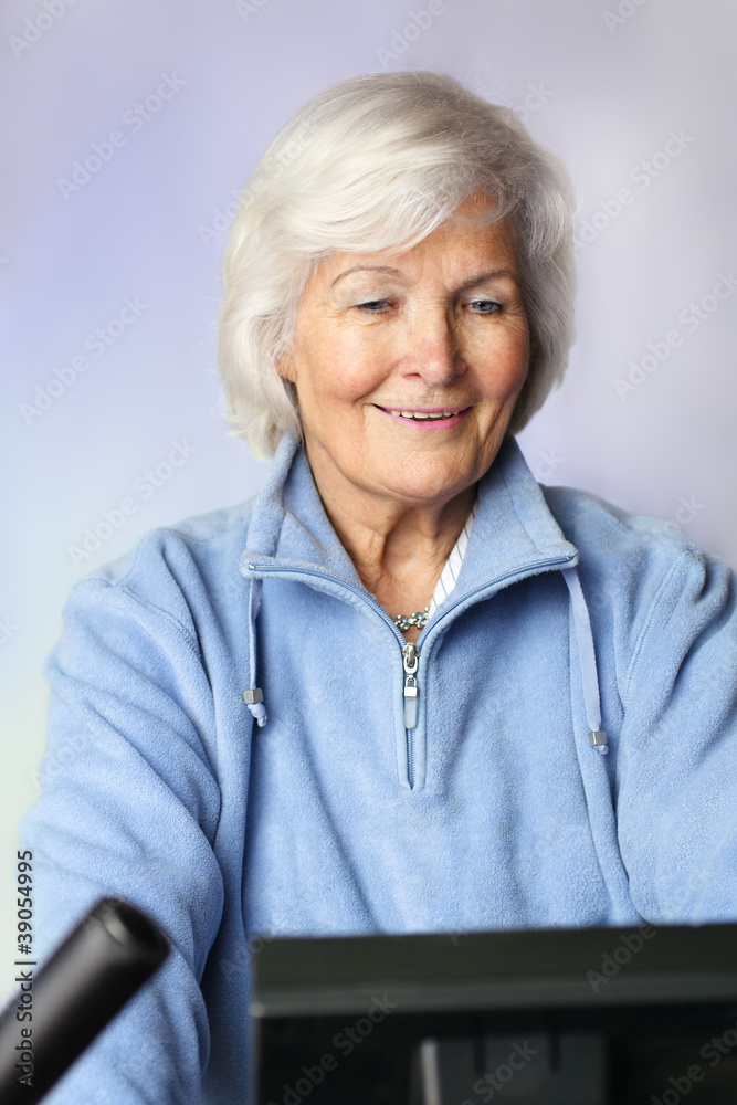 Seniorin auf Ergometer runterschauend Seniorin auf Ergometer runterschauend